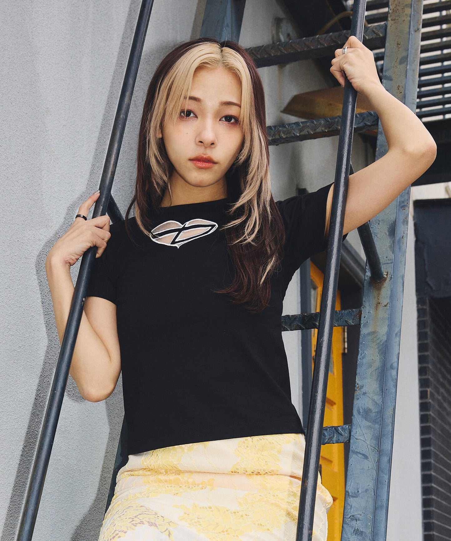 ハート刺繍カットアウトTシャツ