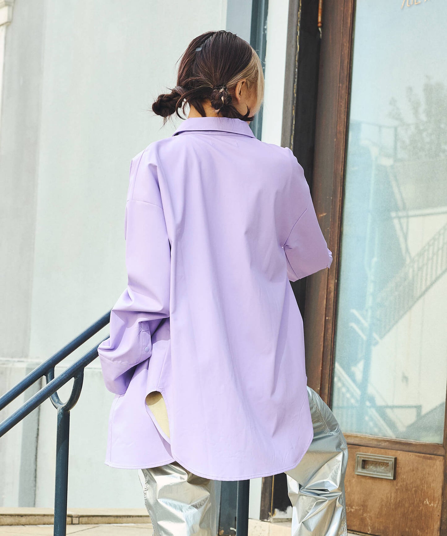 フェイクレザーシャツ
