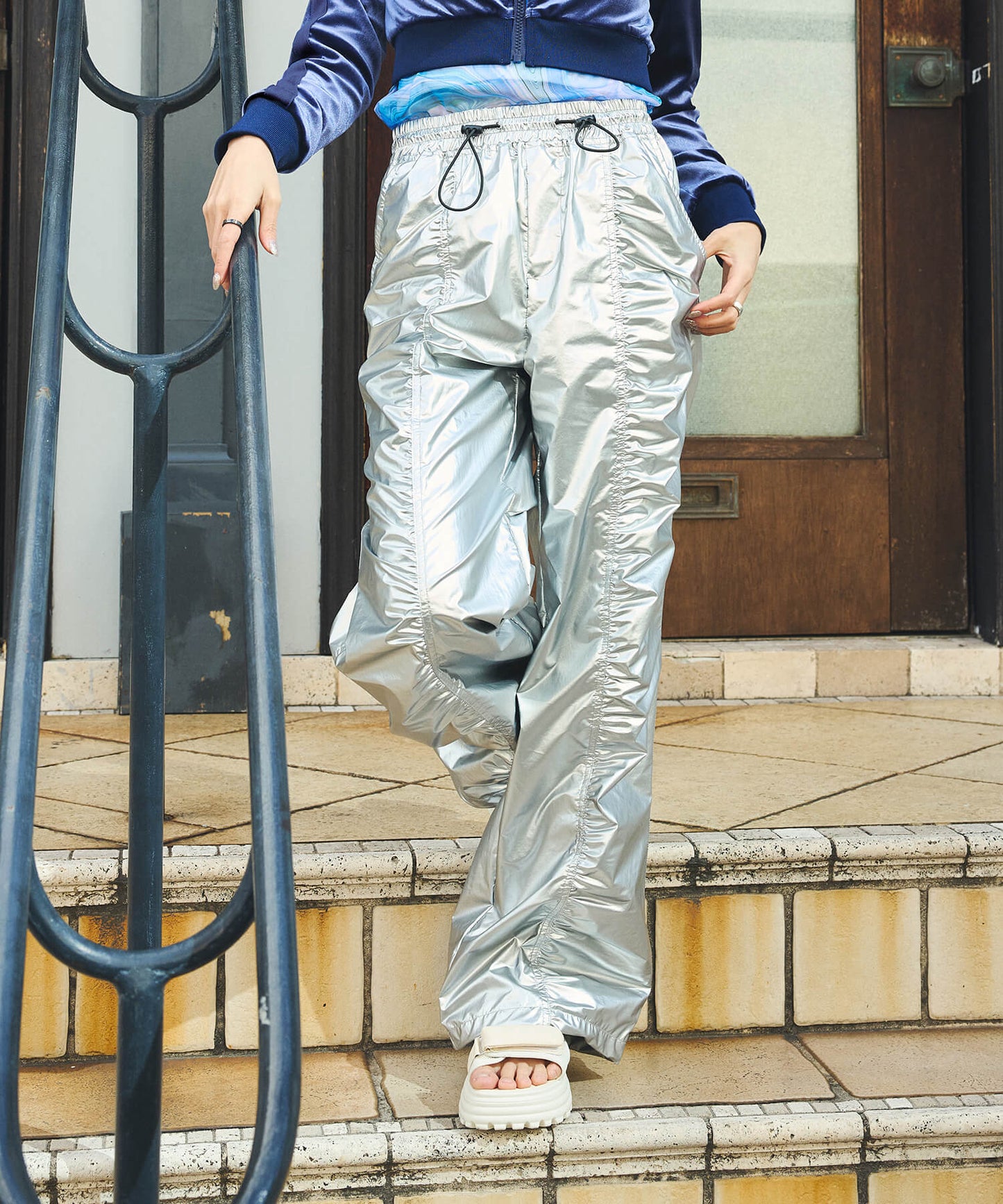 メタリックパンツ