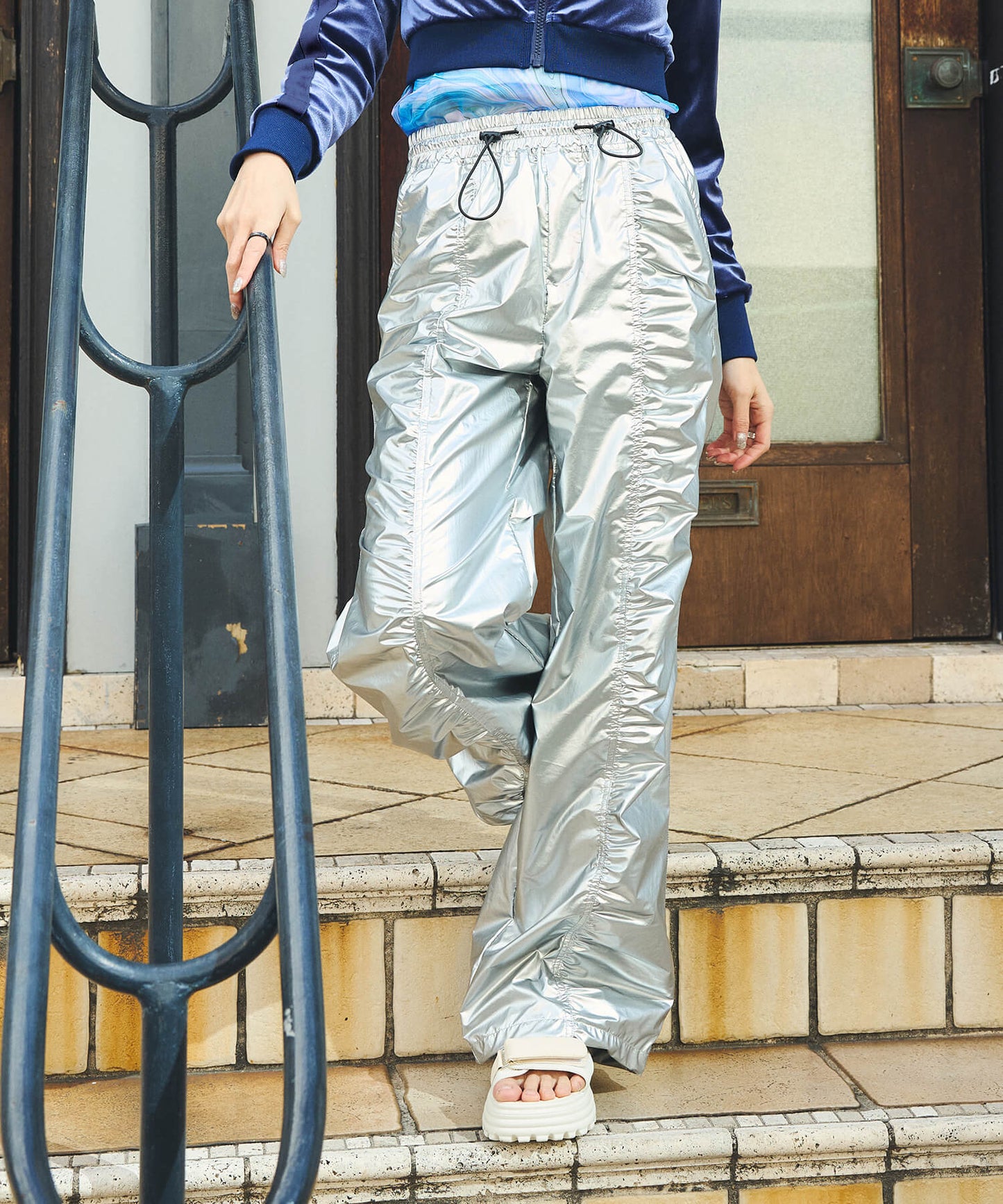 メタリックパンツ