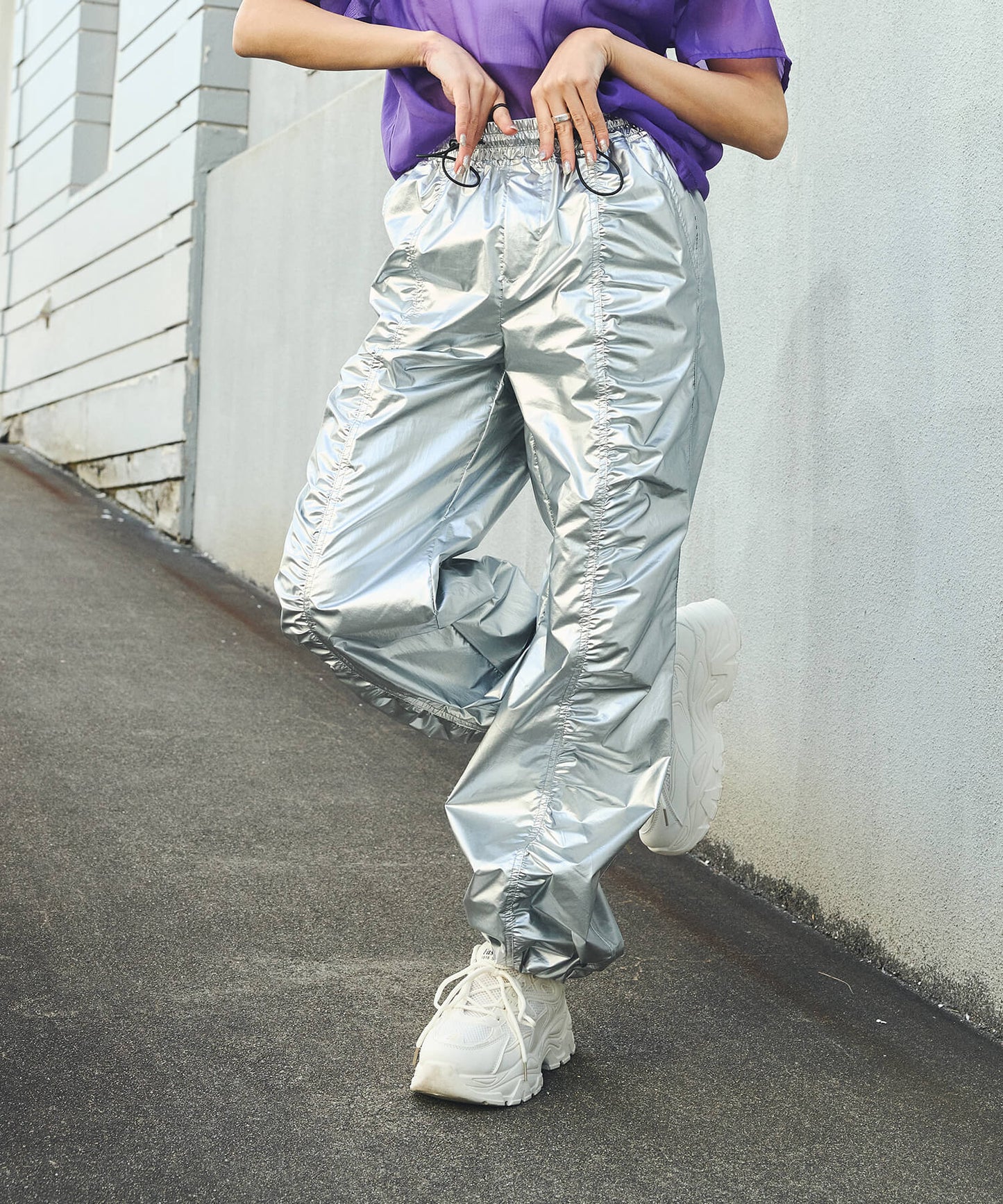 メタリックパンツ