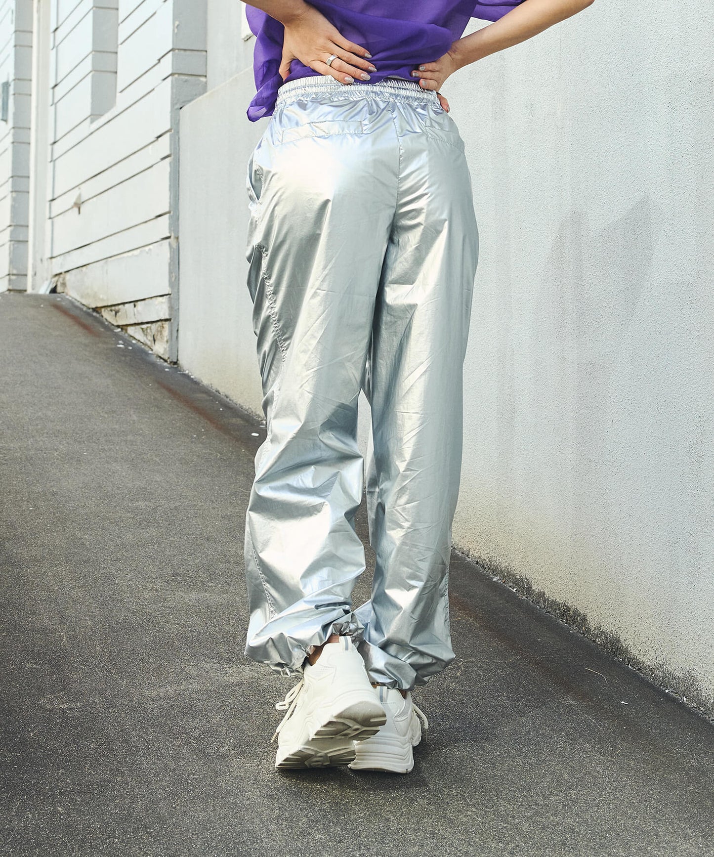 メタリックパンツ