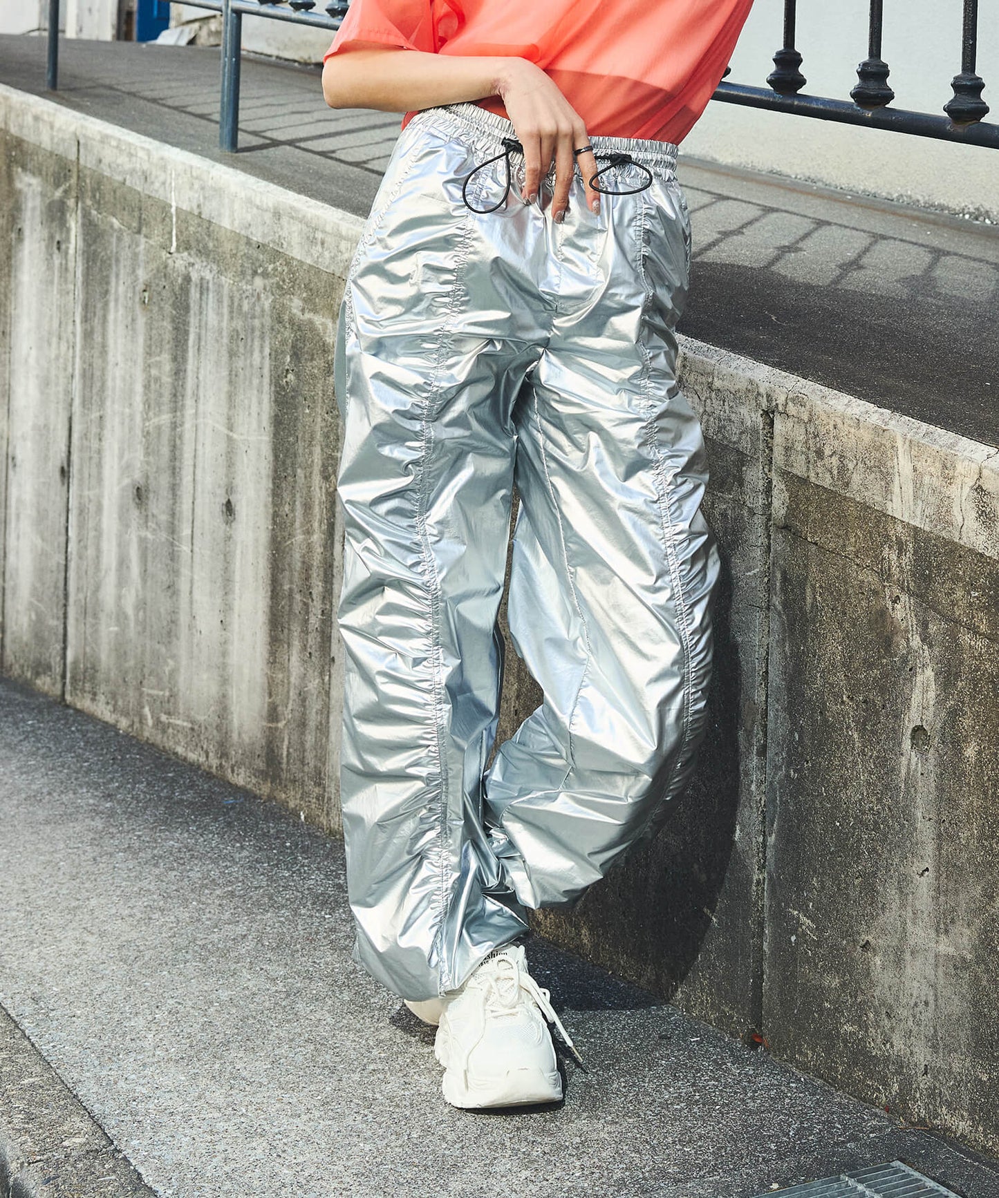 メタリックパンツ
