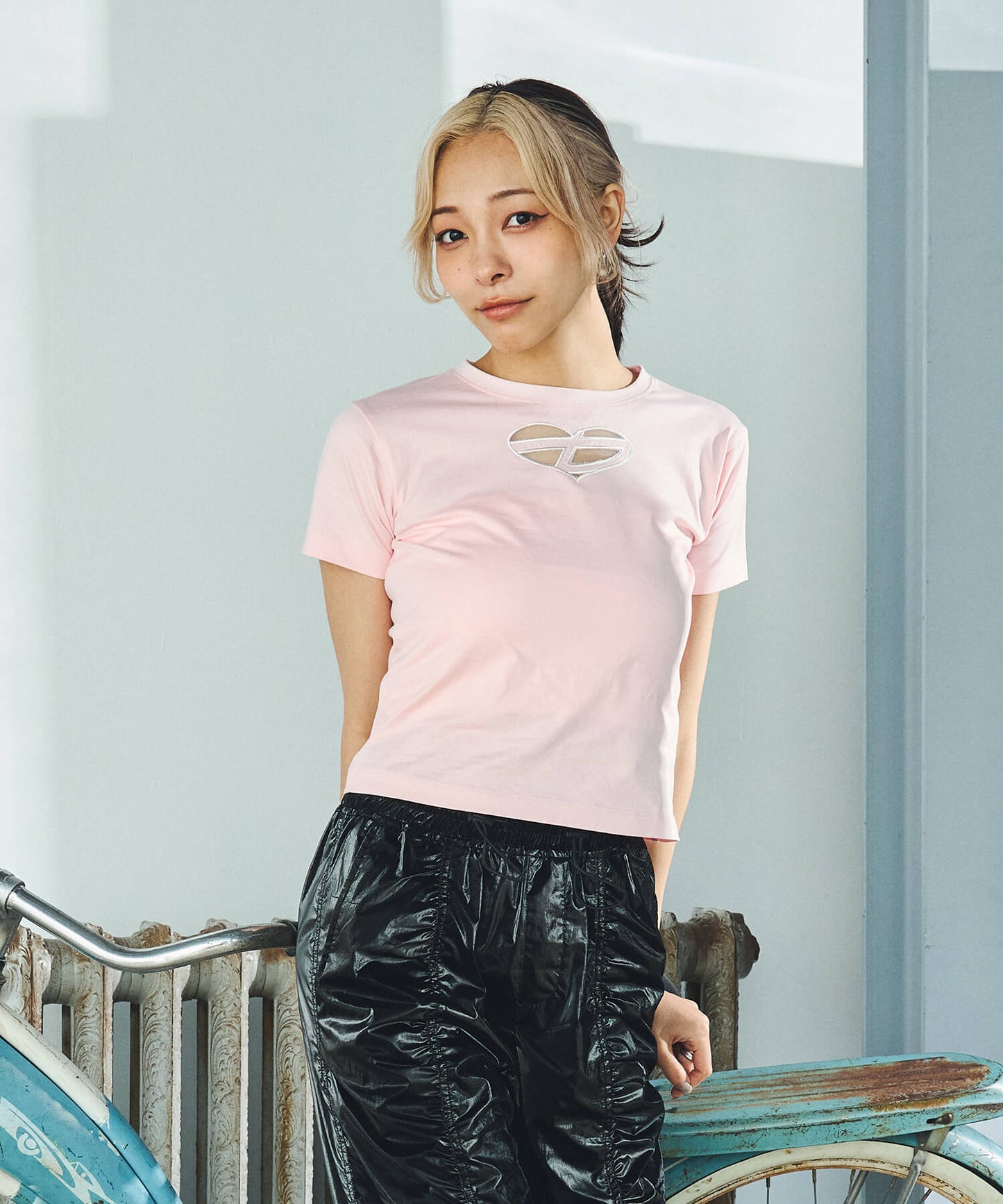 ハート刺繍カットアウトTシャツ