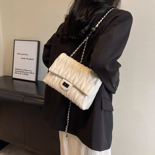 キルティングフラップショルダーバッグ