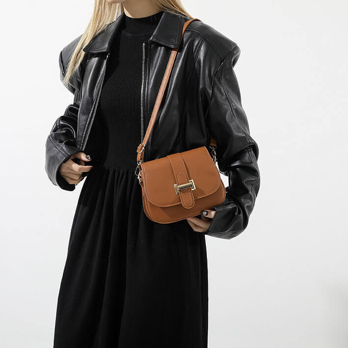 バックルフラップショルダーバッグ