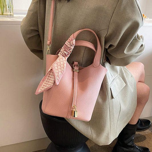 ポーチ&リボン付ロックチャームバケットバッグ