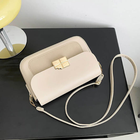 メタルバックルショルダーバッグ