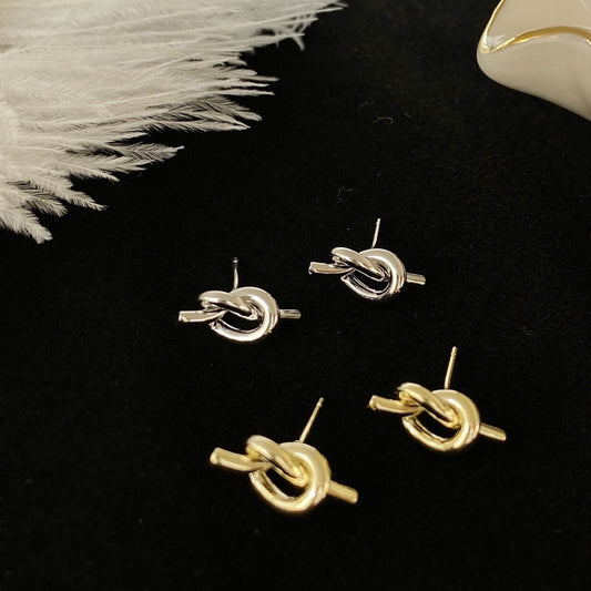 メタルノットピアス