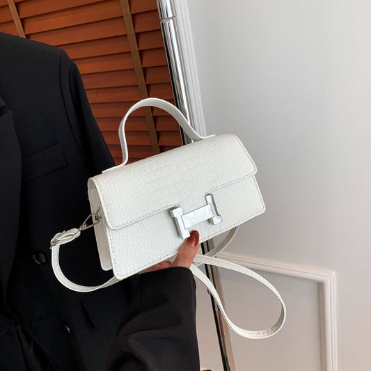 クロコ型押しフラップバッグ