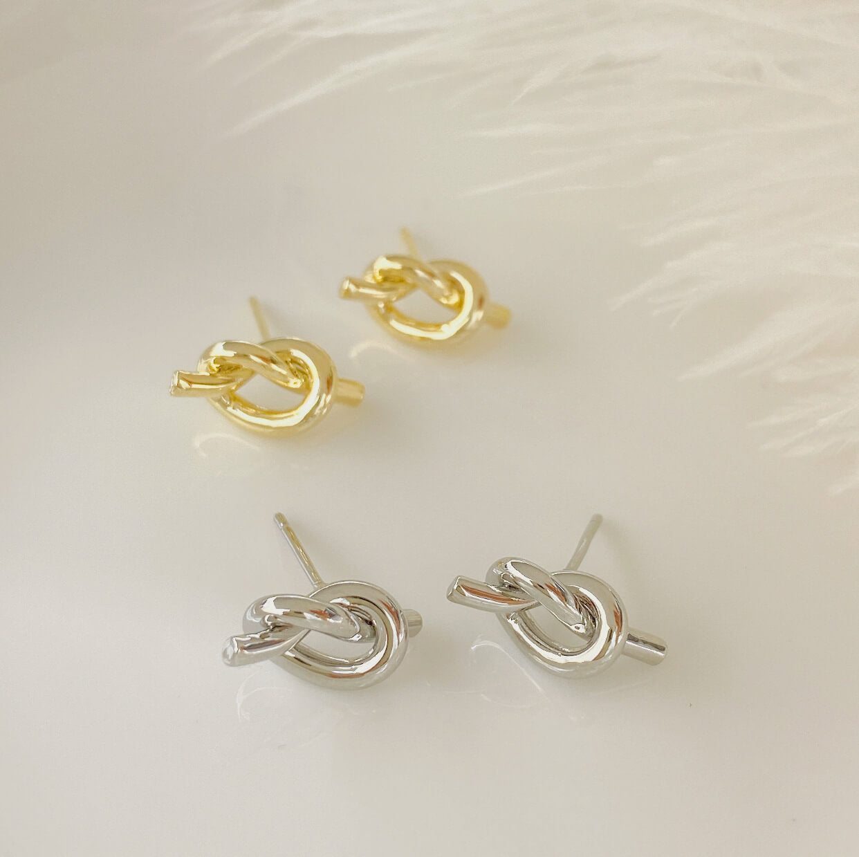 メタルノットピアス