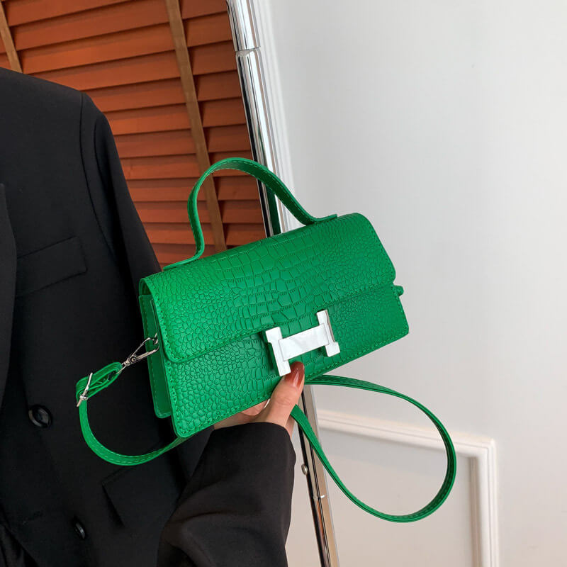 クロコ型押しフラップバッグ