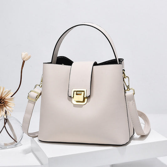 スクエアバックルバケットバッグ