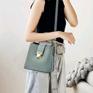 スクエアバックルバケットバッグ