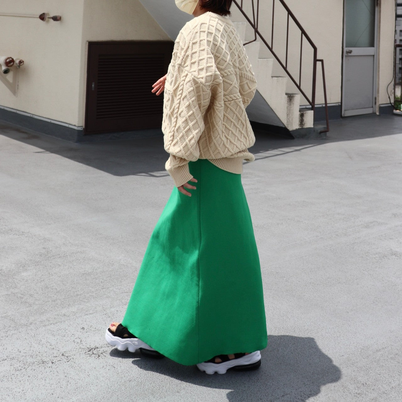 クルーネックケーブルニット