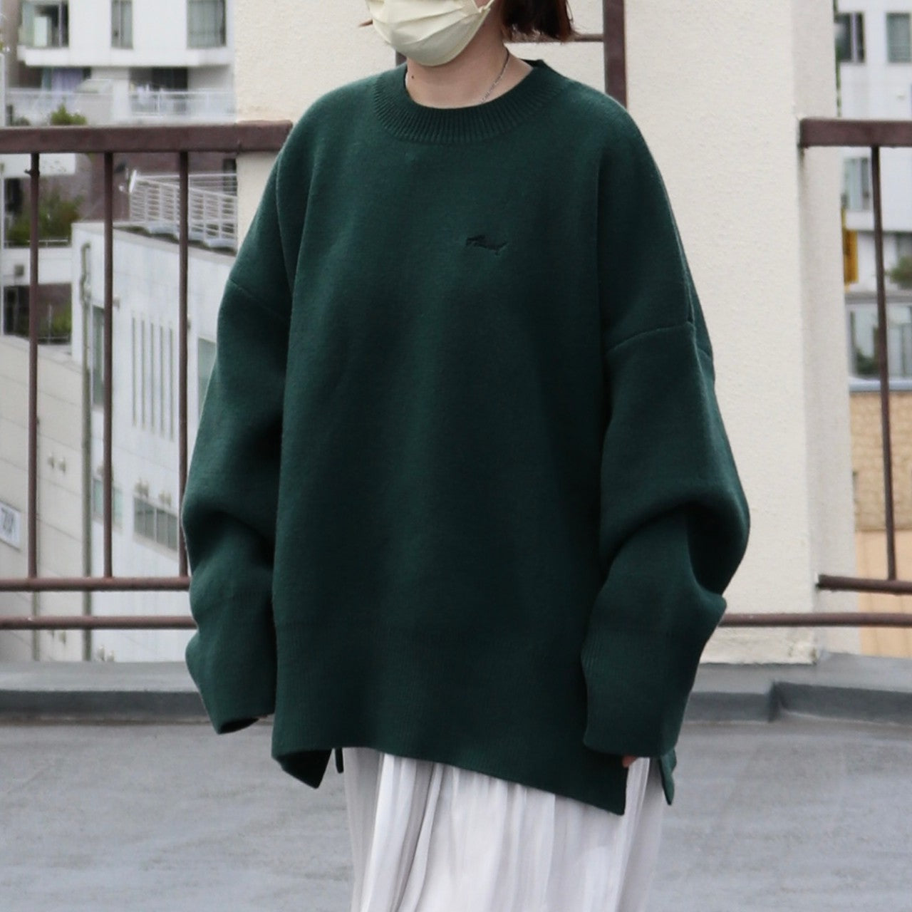 ロゴ刺繍ニット