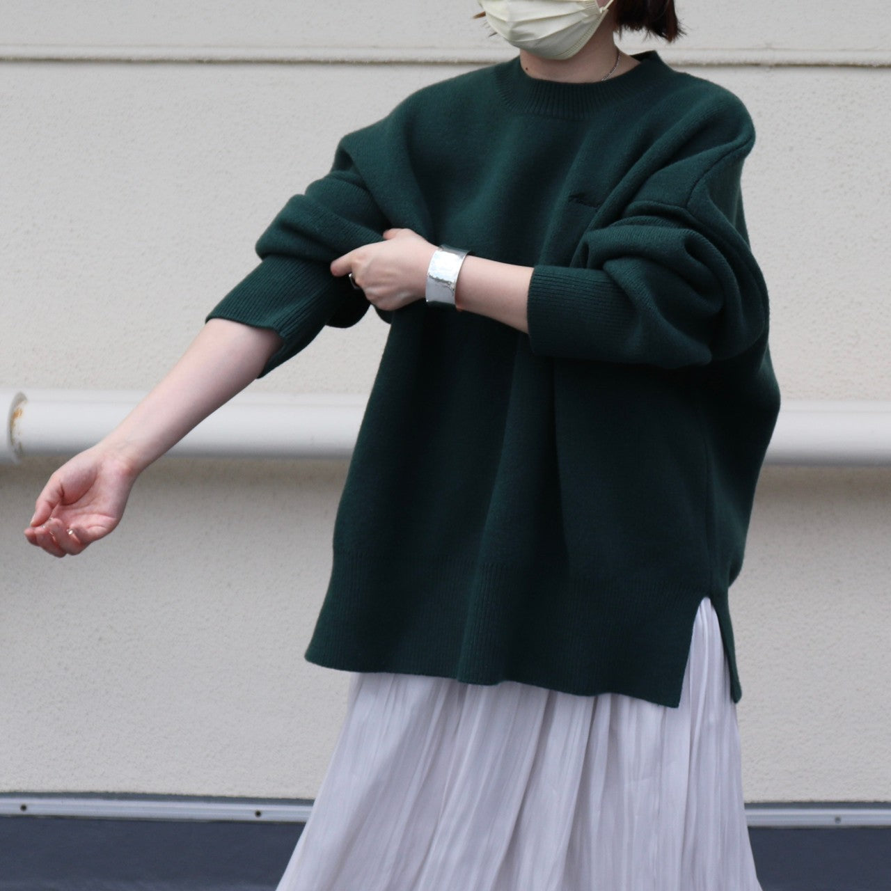 ロゴ刺繍ニット