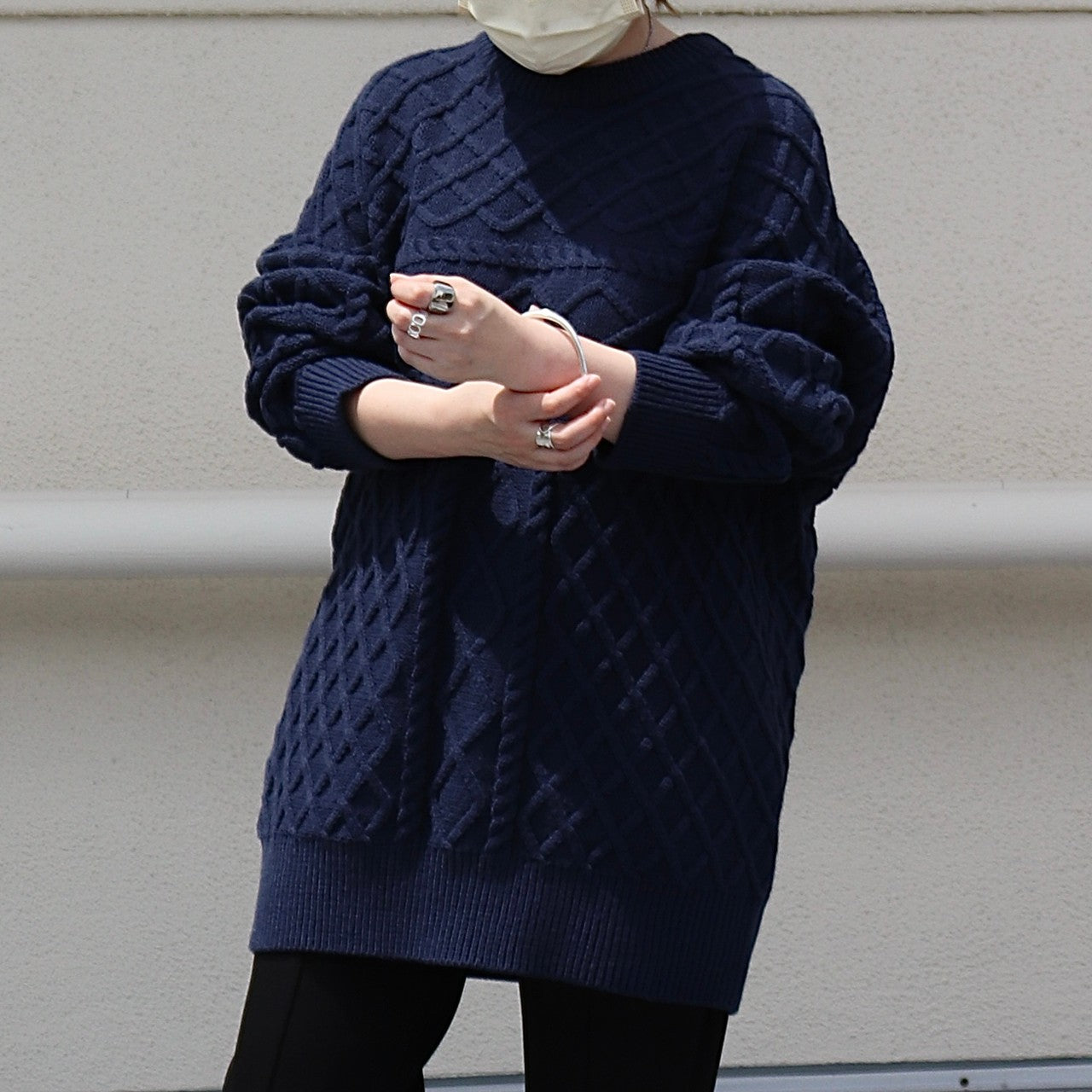 クルーネックケーブルニット