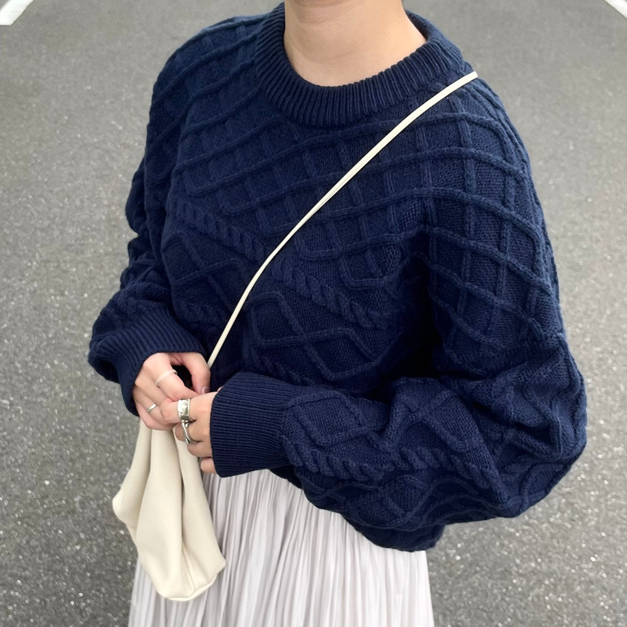 クルーネックケーブルニット