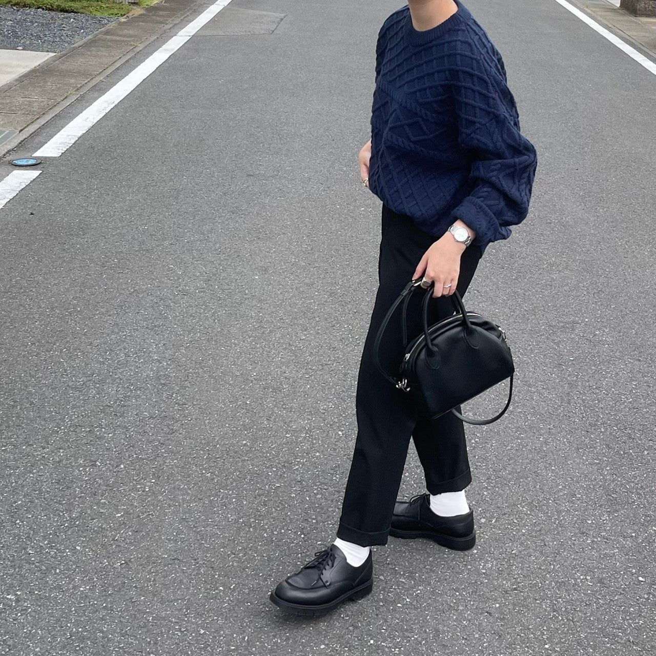 クルーネックケーブルニット