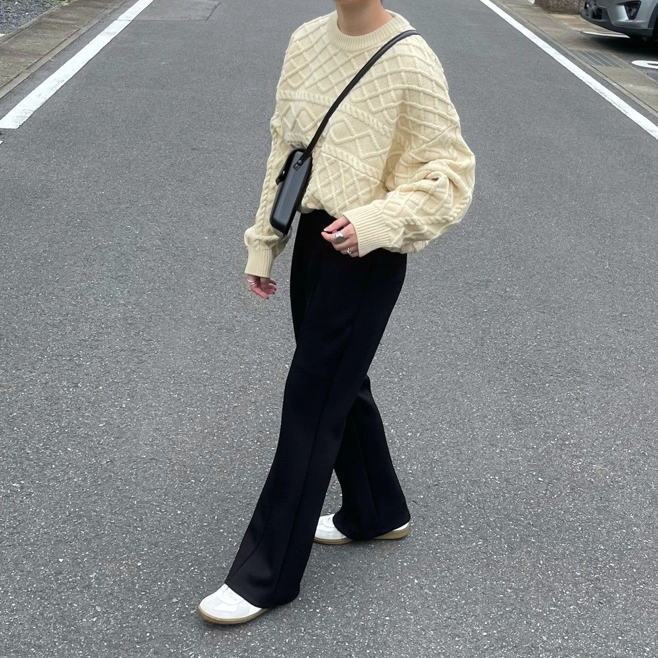 クルーネックケーブルニット