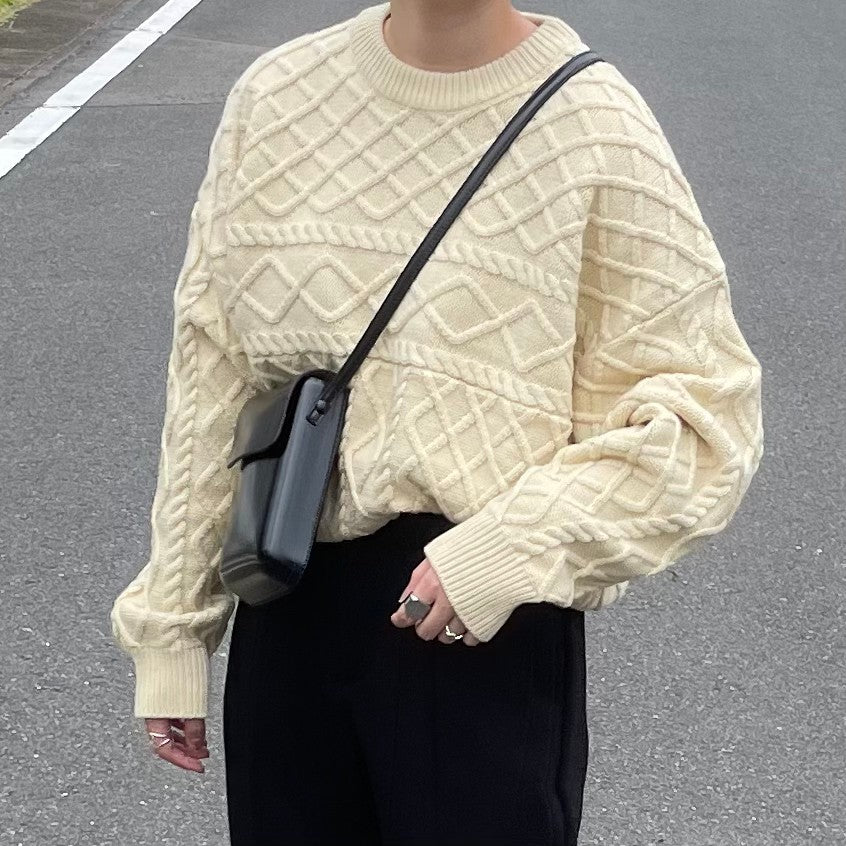 クルーネックケーブルニット