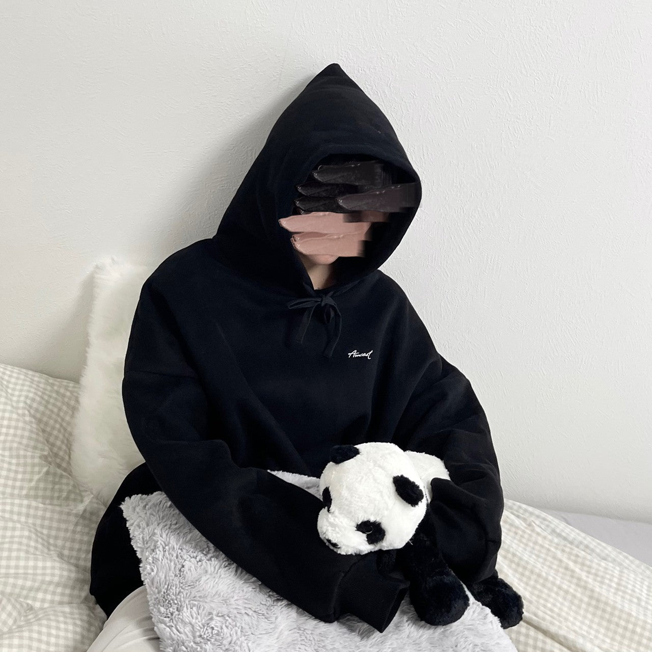 ロゴ刺繍フーディ