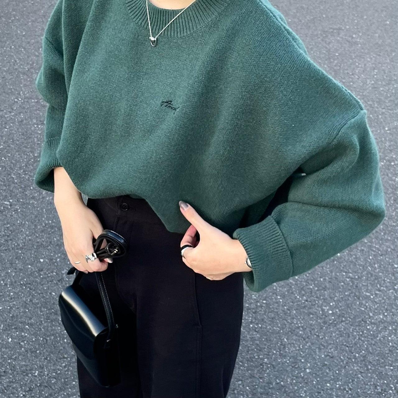 ロゴ刺繍ニット