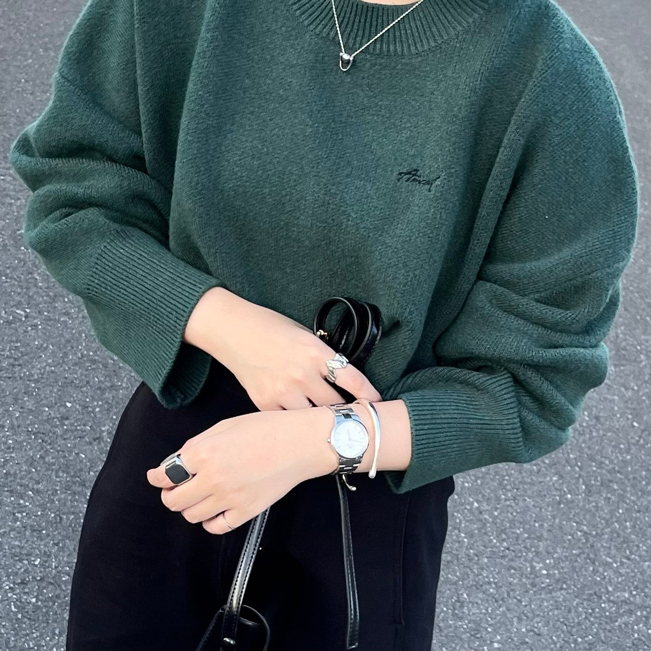 ロゴ刺繍ニット