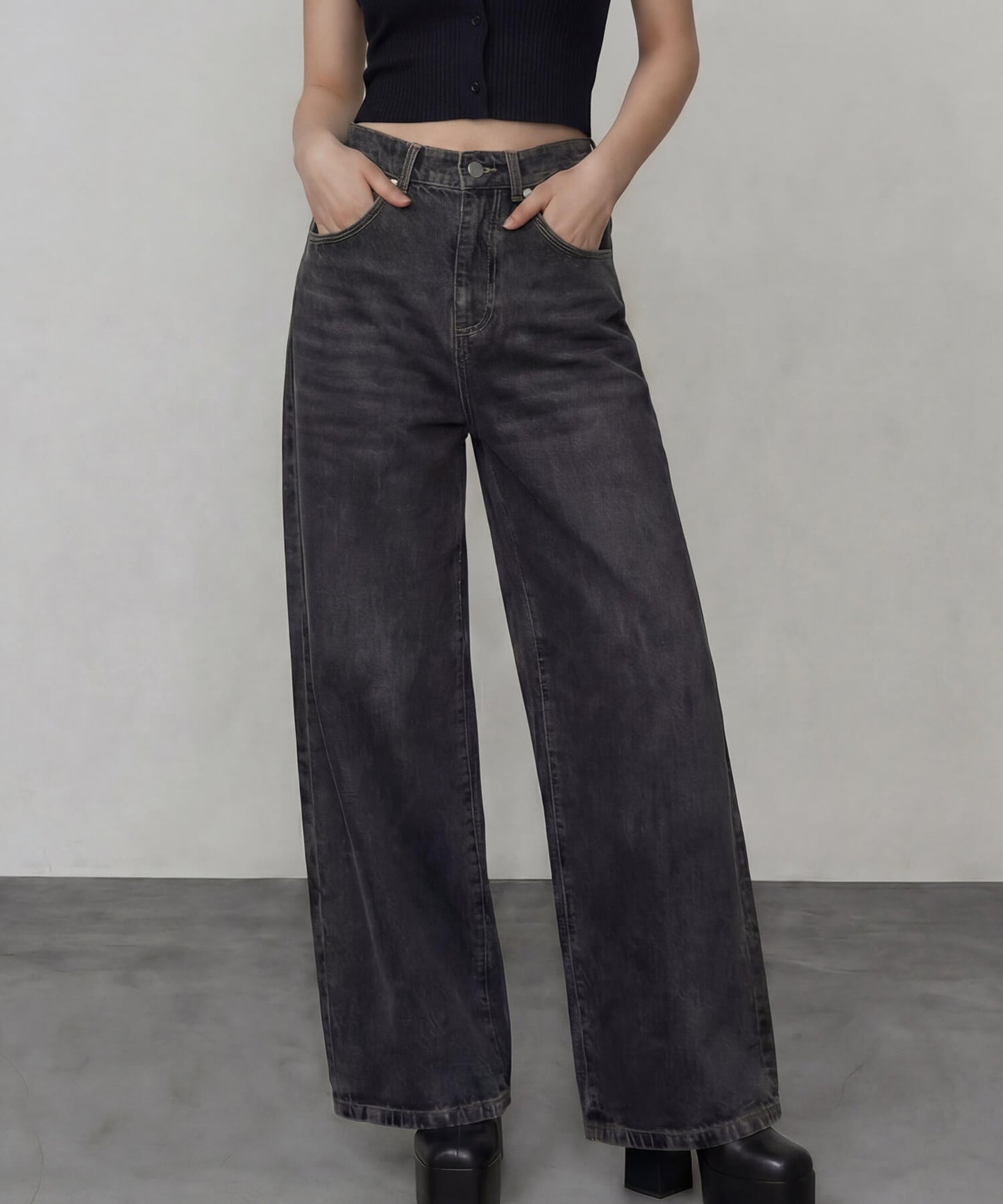 バックトライアングルカットデニムパンツ