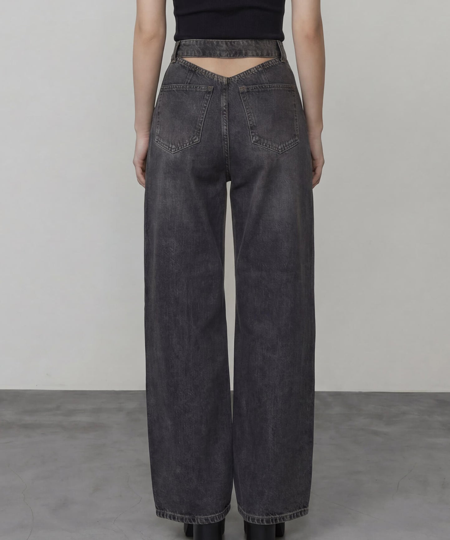 バックトライアングルカットデニムパンツ